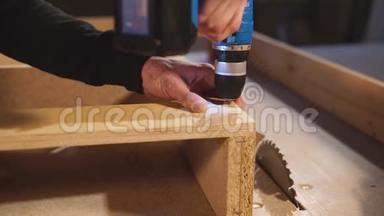 在家具生产过程中，<strong>木工师傅</strong>在木板上钻孔